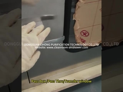 Πέρασμα κιβωτίων περασμάτων μέσω του παραθύρου μεταφοράς