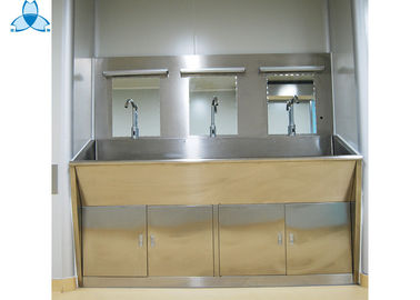 Τρία γραφεία λεκανών λουτρών πλύσης χεριών καθρεφτών με την αυτόματη επαγωγή τριών θέσεων