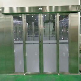 Καθαρό σύστημα ντους αέρα δωματίων με τις αυτόματες συρόμενες πόρτες για τους ανθρώπους και τα αγαθά
